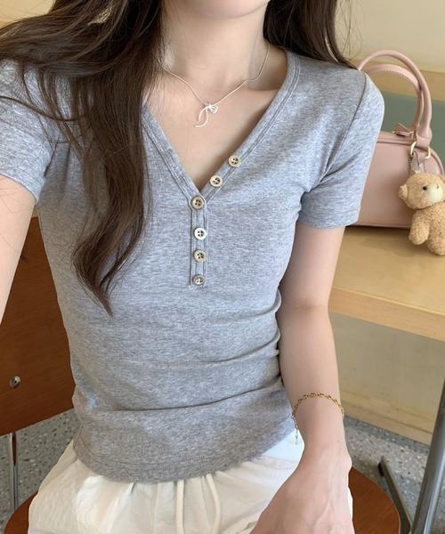 2ly2(トゥーリートゥー)の「大人カジュアル◎VネックボタンTシャツ(Tシャツ/カットソー・レディース・ブラック/グレー/ホワイト・FREE)」の10枚目の写真