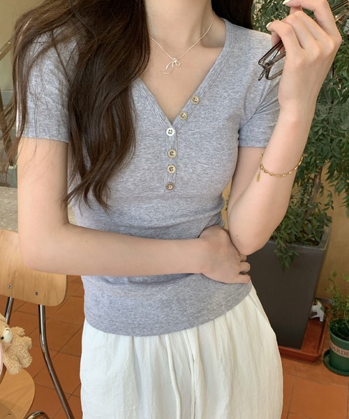 2ly2(トゥーリートゥー)の「大人カジュアル◎VネックボタンTシャツ(Tシャツ/カットソー・レディース・ブラック/グレー/ホワイト・FREE)」の11枚目の写真
