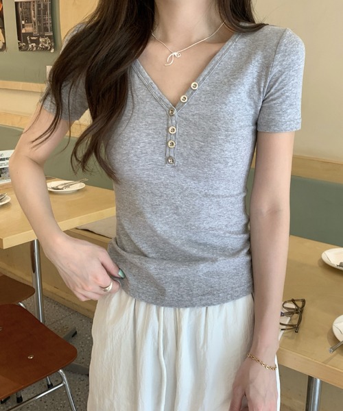 2ly2(トゥーリートゥー)の「大人カジュアル◎VネックボタンTシャツ(Tシャツ/カットソー・レディース・ブラック/グレー/ホワイト・FREE)」の12枚目の写真