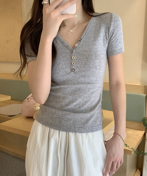 2ly2(トゥーリートゥー)の「大人カジュアル◎VネックボタンTシャツ(Tシャツ/カットソー・レディース・ブラック/グレー/ホワイト・FREE)」の14枚目の写真