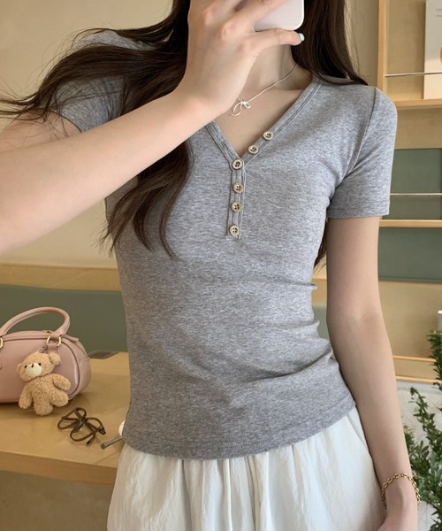 2ly2(トゥーリートゥー)の「大人カジュアル◎VネックボタンTシャツ(Tシャツ/カットソー・レディース・ブラック/グレー/ホワイト・FREE)」の15枚目の写真