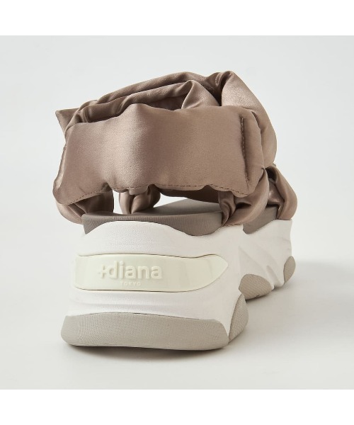 +diana(プラスダイアナ)の「【軽量】ふわふわベルトサンダル(サンダル・レディース・ブラック/ダークベージュ・S/M/L/XL)」の12枚目の写真