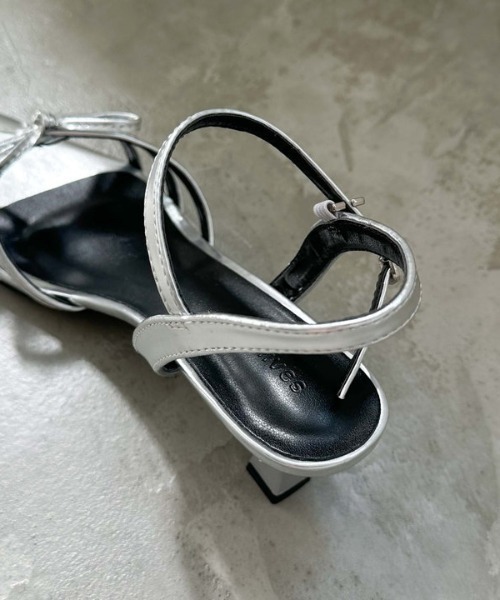 archives（アルシーヴ）の「ラインポインテッドサンダル（サンダル・レディース・ブラック/シルバーグレー・MEDIUM/LARGE）」の6枚目の写真