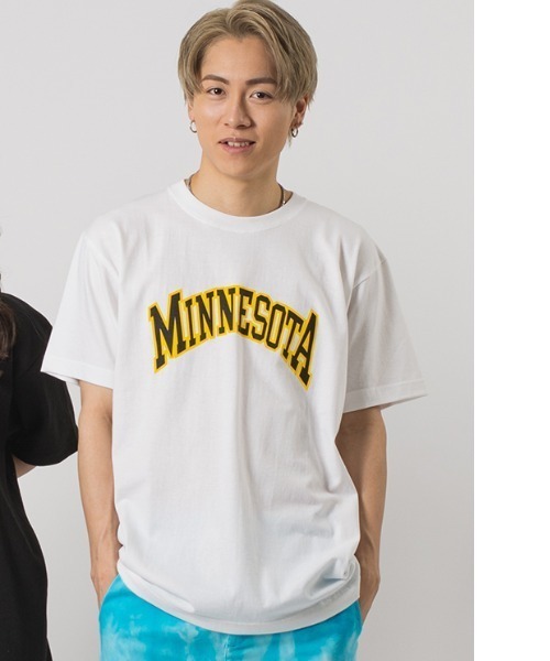 RE730(アールイーセブンサーティー)の「カレッジロゴ ビッグシルエット Tシャツ(Tシャツ/カットソー・メンズ・ブラック系1/ブラック系/ブルー系その他/ホワイト系/ホワイト系1/ブルー系その他2・MEDIUM/LARGE)」の2枚目の写真