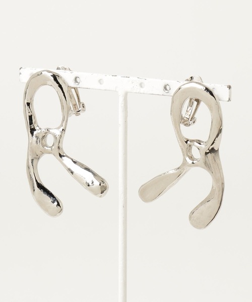 RUMCHE(ラムシェ)の「R Letter (Pierced) Earrings / Rレターピアス・イヤリング(ピアス(両耳用)・レディース・シルバー系1/シルバー系2/ゴールド系2/ゴールド系1・FREE)」の11枚目の写真