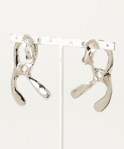 RUMCHE(ラムシェ)の「R Letter (Pierced) Earrings / Rレターピアス・イヤリング(ピアス(両耳用)・レディース・シルバー系1/シルバー系2/ゴールド系2/ゴールド系1・FREE)」の10枚目の写真
