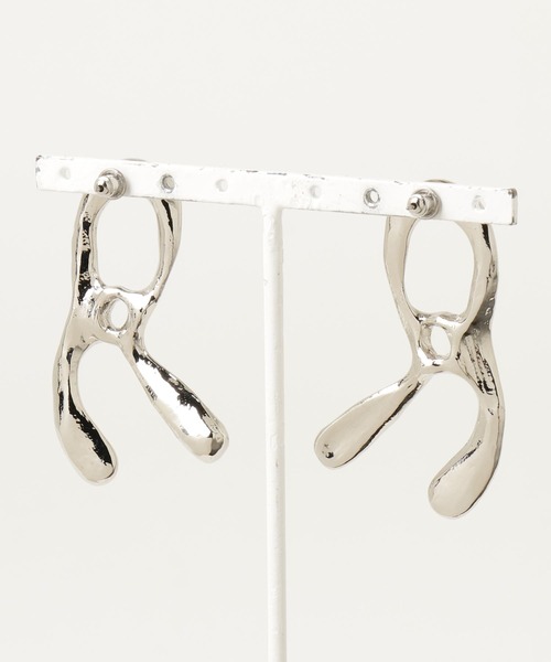 RUMCHE(ラムシェ)の「R Letter (Pierced) Earrings / Rレターピアス・イヤリング(ピアス(両耳用)・レディース・シルバー系1/シルバー系2/ゴールド系2/ゴールド系1・FREE)」の9枚目の写真