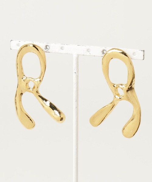 RUMCHE(ラムシェ)の「R Letter (Pierced) Earrings / Rレターピアス・イヤリング(ピアス(両耳用)・レディース・シルバー系1/シルバー系2/ゴールド系2/ゴールド系1・FREE)」の8枚目の写真
