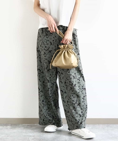MK MICHEL KLEIN(エムケーミッシェルクラン)の「フラワー柄ワイドパンツ/洗える(その他パンツ・レディース・ブラック/カーキ・38)」の1枚目の写真