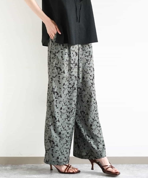 MK MICHEL KLEIN(エムケーミッシェルクラン)の「フラワー柄ワイドパンツ/洗える(その他パンツ・レディース・ブラック/カーキ・38)」の3枚目の写真