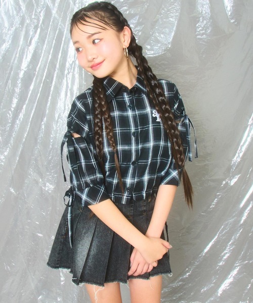 ANAP GｉRL（アナップガール）の「肩リボン シアー デザイン シャツ【キッズお揃い】（シャツ/ブラウス・キッズ・ホワイト/スミクロ/ラベンダー/ベージュ/ブラック×ホワイト・M/S/XS）」の2枚目の写真