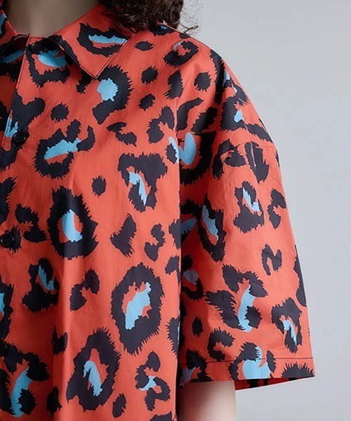 Revo.（レボ）の「Revo./レヴォ　ペイント レオパードパターン SSシャツ（シャツ/ブラウス・メンズ・レッド/パープル/ホワイト・LARGE/MEDIUM）」の10枚目の写真