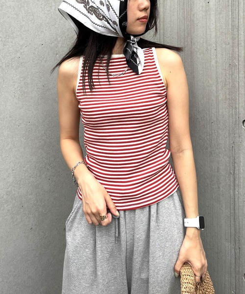 ISOOK(アイスー)の「【ISOOK / アイスー】ボートネックボーダータンクトップ / リブタンクトップ リンガー ノースリーブ ボートネック スラッシュドネック ミドル丈 細ボーダー レッド ブラック 赤 黒 ZOZOTOWN限定(タンクトップ・レディース・ブラック/レッド・FREE)」の2枚目の写真