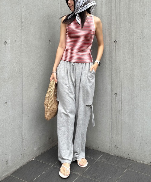 ISOOK(アイスー)の「【ISOOK / アイスー】ボートネックボーダータンクトップ / リブタンクトップ リンガー ノースリーブ ボートネック スラッシュドネック ミドル丈 細ボーダー レッド ブラック 赤 黒 ZOZOTOWN限定(タンクトップ・レディース・ブラック/レッド・FREE)」の15枚目の写真