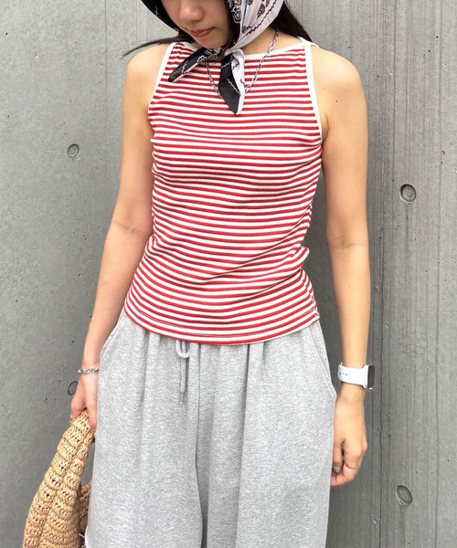 ISOOK(アイスー)の「【ISOOK / アイスー】ボートネックボーダータンクトップ / リブタンクトップ リンガー ノースリーブ ボートネック スラッシュドネック ミドル丈 細ボーダー レッド ブラック 赤 黒 ZOZOTOWN限定(タンクトップ・レディース・ブラック/レッド・FREE)」の21枚目の写真