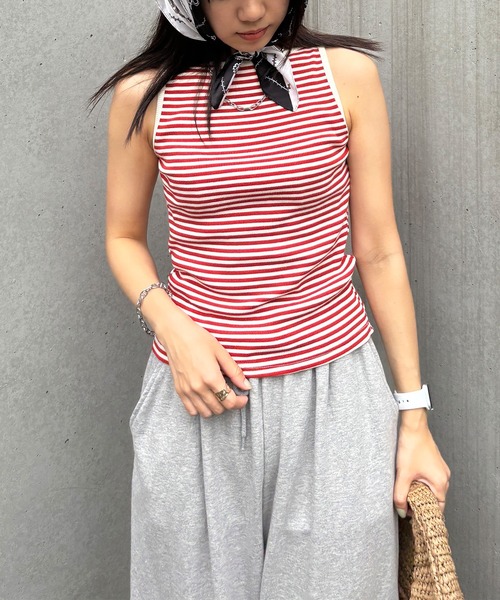 ISOOK(アイスー)の「【ISOOK / アイスー】ボートネックボーダータンクトップ / リブタンクトップ リンガー ノースリーブ ボートネック スラッシュドネック ミドル丈 細ボーダー レッド ブラック 赤 黒 ZOZOTOWN限定(タンクトップ・レディース・ブラック/レッド・FREE)」の12枚目の写真