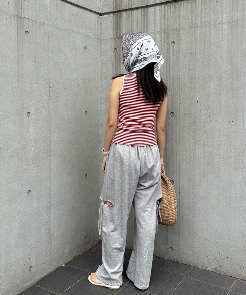 ISOOK(アイスー)の「【ISOOK / アイスー】ボートネックボーダータンクトップ / リブタンクトップ リンガー ノースリーブ ボートネック スラッシュドネック ミドル丈 細ボーダー レッド ブラック 赤 黒 ZOZOTOWN限定(タンクトップ・レディース・ブラック/レッド・FREE)」の6枚目の写真