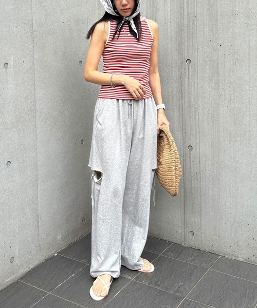 ISOOK(アイスー)の「【ISOOK / アイスー】ボートネックボーダータンクトップ / リブタンクトップ リンガー ノースリーブ ボートネック スラッシュドネック ミドル丈 細ボーダー レッド ブラック 赤 黒 ZOZOTOWN限定(タンクトップ・レディース・ブラック/レッド・FREE)」の7枚目の写真