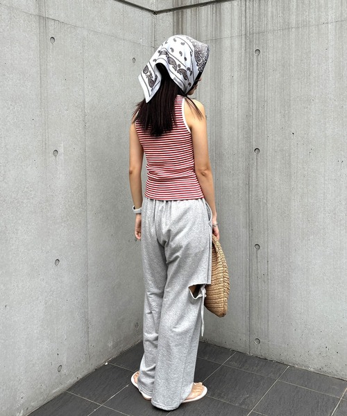 ISOOK(アイスー)の「【ISOOK / アイスー】ボートネックボーダータンクトップ / リブタンクトップ リンガー ノースリーブ ボートネック スラッシュドネック ミドル丈 細ボーダー レッド ブラック 赤 黒 ZOZOTOWN限定(タンクトップ・レディース・ブラック/レッド・FREE)」の22枚目の写真