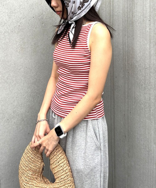 ISOOK(アイスー)の「【ISOOK / アイスー】ボートネックボーダータンクトップ / リブタンクトップ リンガー ノースリーブ ボートネック スラッシュドネック ミドル丈 細ボーダー レッド ブラック 赤 黒 ZOZOTOWN限定(タンクトップ・レディース・ブラック/レッド・FREE)」の4枚目の写真