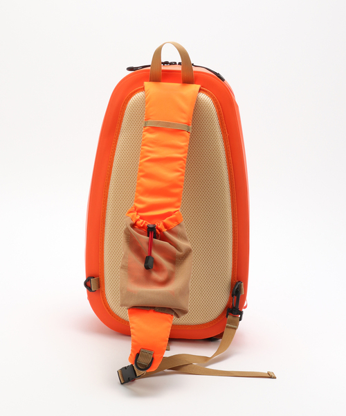 POLeR(ポーラー)の「【POLeR × TONEDTROUT】 StreamR Dry Sling 15L(ショルダーバッグ・メンズ・ブラック/オレンジ系その他・FREE)」の5枚目の写真