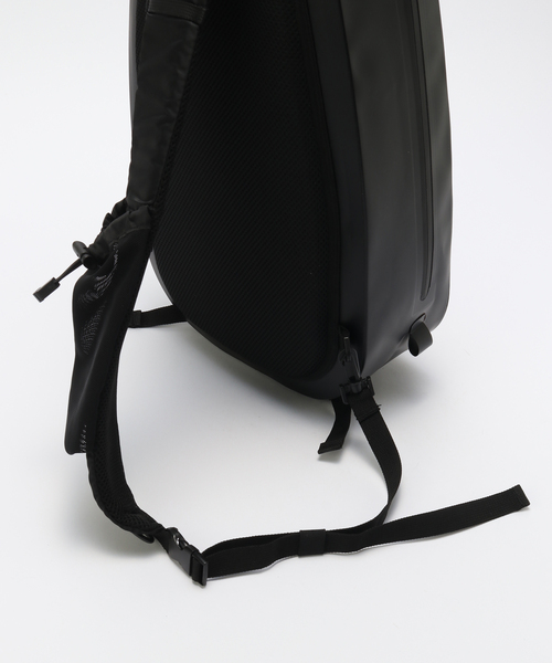 POLeR(ポーラー)の「【POLeR × TONEDTROUT】 StreamR Dry Sling 15L(ショルダーバッグ・メンズ・ブラック/オレンジ系その他・FREE)」の9枚目の写真