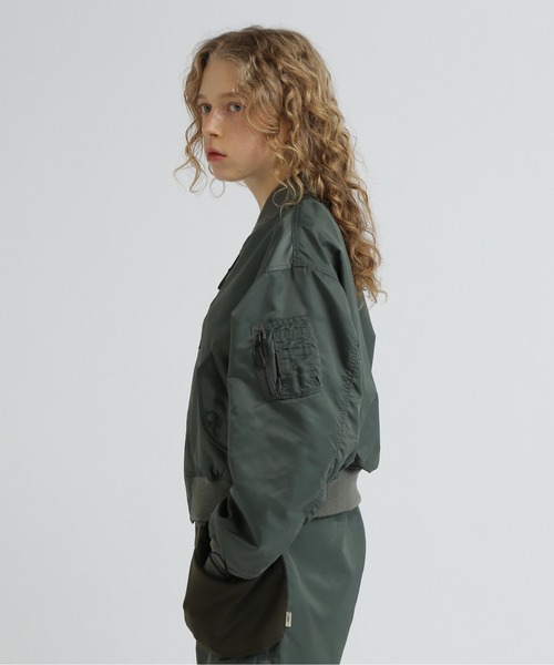 AVIREX（アヴィレックス）の「SHORT  LIGHT  MA-1/ショートMA-1（MA-1・レディース・オリーブ/ブラック/グレー・M/S）」の7枚目の写真