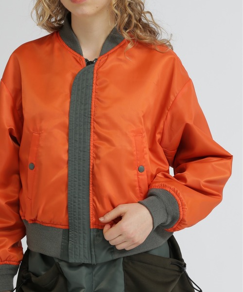 AVIREX（アヴィレックス）の「SHORT  LIGHT  MA-1/ショートMA-1（MA-1・レディース・オリーブ/ブラック/グレー・M/S）」の21枚目の写真