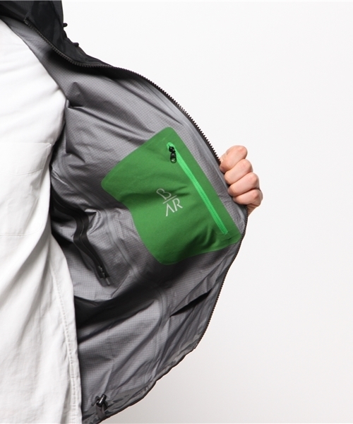 ARC'TERYX（アークテリクス）の「ARC'TERYX Beta AR Jacket（ナイロンジャケット・メンズ・ブラック・SMALL）」の2枚目の写真