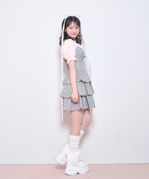 Honey Cinnamon(ハニーシナモン)の「リボンロゴチャーム3段フリルジャンスカ(ジャンパースカート・レディース・グレー/ブラック・FREE)」の8枚目の写真