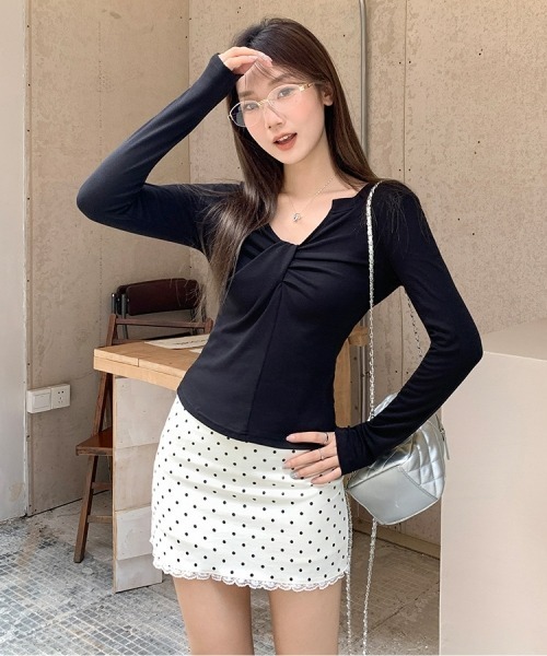 gossip！ロサンゼルス（ゴシップロサンゼルス）の「【Y2Kガーリー】ツイストギャザーオフショルダーロングスリーブTシャツ（Tシャツ/カットソー・レディース・レッド/ホワイト/ブラック・FREE）」の4枚目の写真