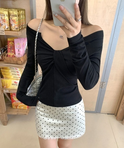 gossip！ロサンゼルス（ゴシップロサンゼルス）の「【Y2Kガーリー】ツイストギャザーオフショルダーロングスリーブTシャツ（Tシャツ/カットソー・レディース・レッド/ホワイト/ブラック・FREE）」の5枚目の写真