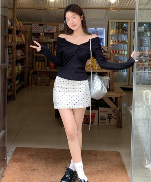 gossip！ロサンゼルス（ゴシップロサンゼルス）の「【Y2Kガーリー】ツイストギャザーオフショルダーロングスリーブTシャツ（Tシャツ/カットソー・レディース・レッド/ホワイト/ブラック・FREE）」の6枚目の写真
