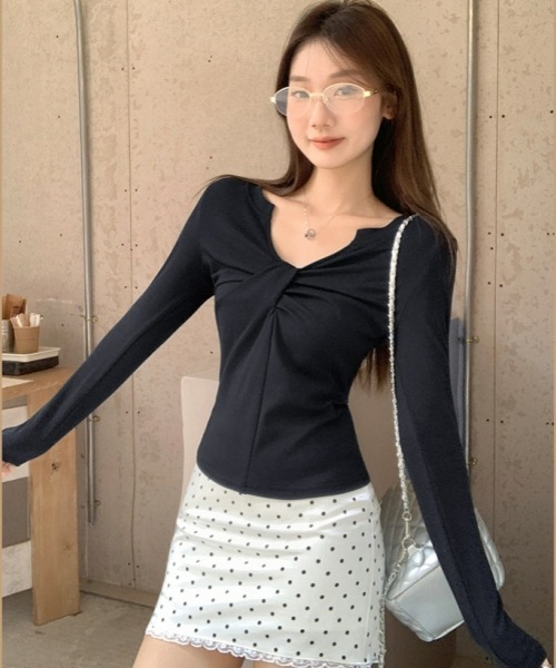 gossip！ロサンゼルス（ゴシップロサンゼルス）の「【Y2Kガーリー】ツイストギャザーオフショルダーロングスリーブTシャツ（Tシャツ/カットソー・レディース・レッド/ホワイト/ブラック・FREE）」の7枚目の写真