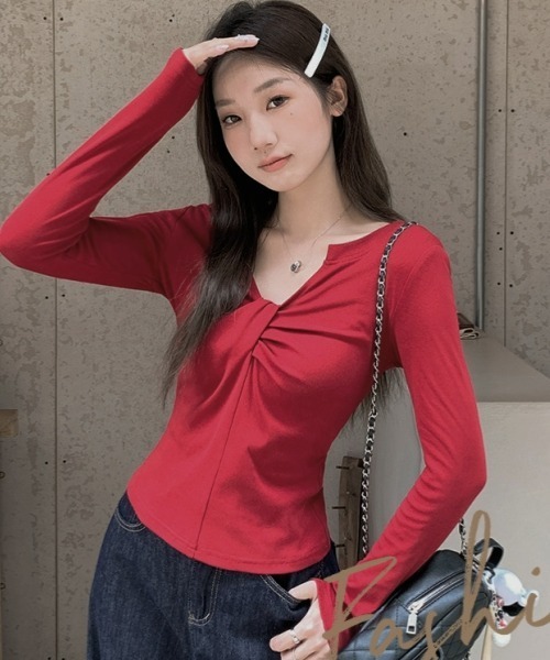 gossip！ロサンゼルス（ゴシップロサンゼルス）の「【Y2Kガーリー】ツイストギャザーオフショルダーロングスリーブTシャツ（Tシャツ/カットソー・レディース・レッド/ホワイト/ブラック・FREE）」の14枚目の写真