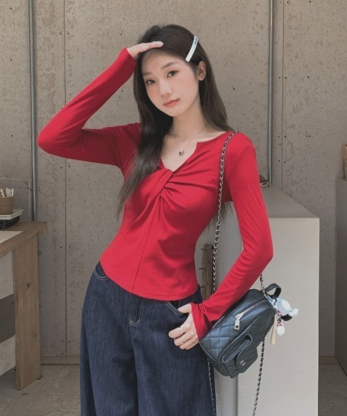 gossip！ロサンゼルス（ゴシップロサンゼルス）の「【Y2Kガーリー】ツイストギャザーオフショルダーロングスリーブTシャツ（Tシャツ/カットソー・レディース・レッド/ホワイト/ブラック・FREE）」の15枚目の写真