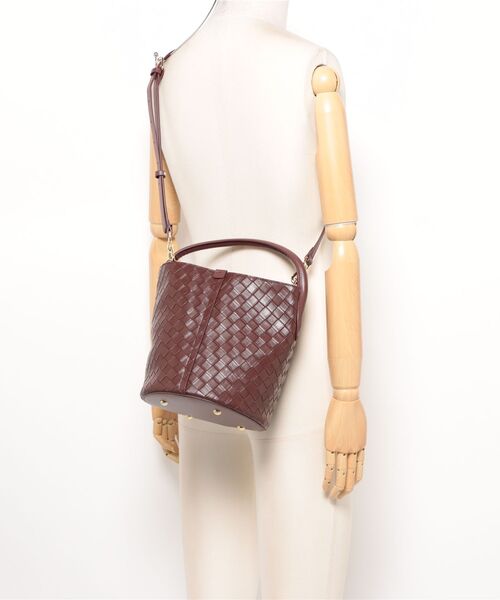 NiiNa(ニーナ)の「【 NiiNa / ニーナ 】高品質牛革2WAYイントレチャートラウンドバケットバッグ(インナーポーチ付き)(ショルダーバッグ・レディース・ブラウン/ブラック・FREE)」の22枚目の写真