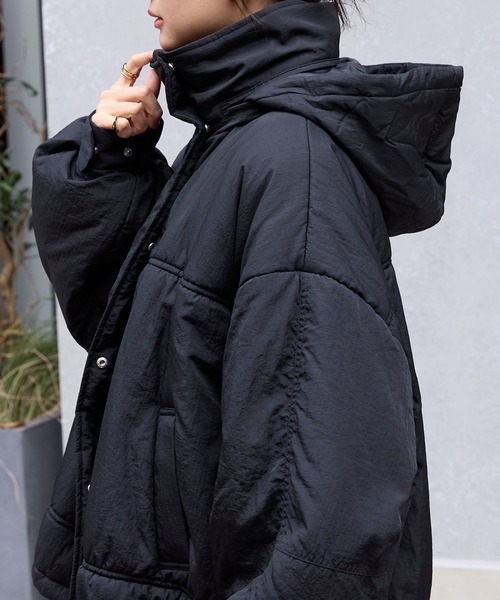 MONO-MART(モノマート)の「<撥水>2WAYドロストボリュームスリーブ 撥水ショート丈中綿モンスターブルゾン(ダウンジャケット/コート・レディース・アイボリー/ブラック/グレイッシュブルー/ライトカーキ・FREE)」の8枚目の写真