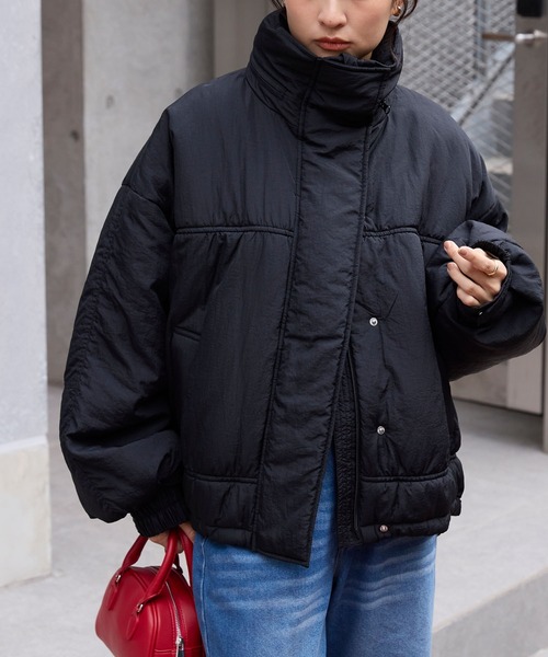 MONO-MART(モノマート)の「<撥水>2WAYドロストボリュームスリーブ 撥水ショート丈中綿モンスターブルゾン(ダウンジャケット/コート・レディース・アイボリー/ブラック/グレイッシュブルー/ライトカーキ・FREE)」の11枚目の写真