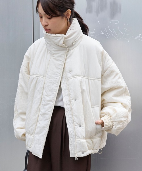 MONO-MART(モノマート)の「<撥水>2WAYドロストボリュームスリーブ 撥水ショート丈中綿モンスターブルゾン(ダウンジャケット/コート・レディース・アイボリー/ブラック/グレイッシュブルー/ライトカーキ・FREE)」の16枚目の写真