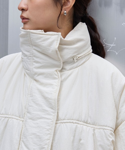 MONO-MART(モノマート)の「<撥水>2WAYドロストボリュームスリーブ 撥水ショート丈中綿モンスターブルゾン(ダウンジャケット/コート・レディース・アイボリー/ブラック/グレイッシュブルー/ライトカーキ・FREE)」の17枚目の写真