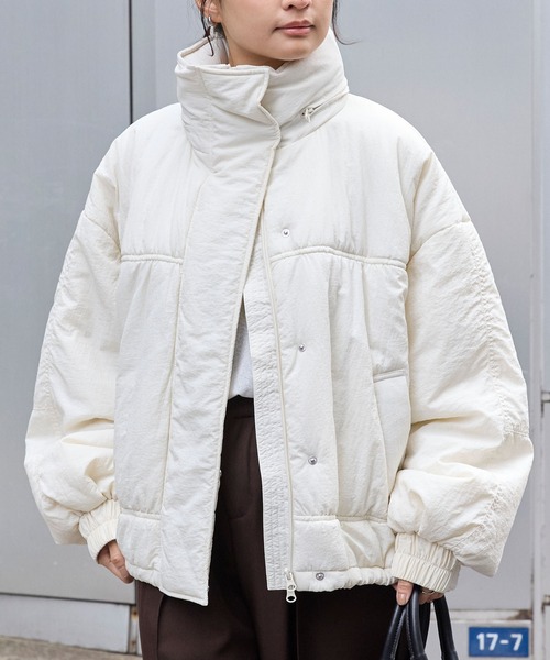 MONO-MART(モノマート)の「<撥水>2WAYドロストボリュームスリーブ 撥水ショート丈中綿モンスターブルゾン(ダウンジャケット/コート・レディース・アイボリー/ブラック/グレイッシュブルー/ライトカーキ・FREE)」の20枚目の写真