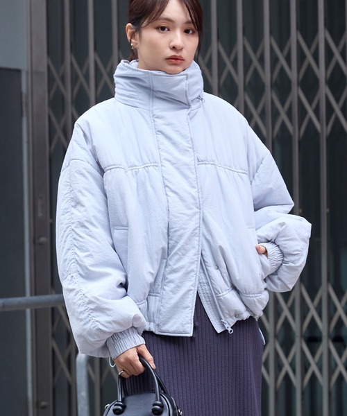 MONO-MART(モノマート)の「<撥水>2WAYドロストボリュームスリーブ 撥水ショート丈中綿モンスターブルゾン(ダウンジャケット/コート・レディース・アイボリー/ブラック/グレイッシュブルー/ライトカーキ・FREE)」の6枚目の写真