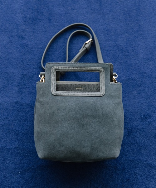 Beau're(ヴュレ)の「BEAURE くり手ハンドル スエード スクエア Bag(ショルダーバッグ・レディース・ネイビー/キャメル・FREE)」の1枚目の写真