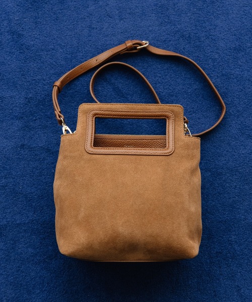 Beau're(ヴュレ)の「BEAURE くり手ハンドル スエード スクエア Bag(ショルダーバッグ・レディース・ネイビー/キャメル・FREE)」の2枚目の写真