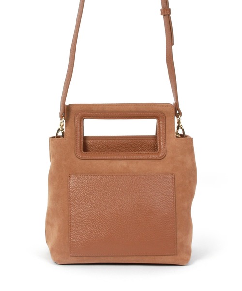 Beau're(ヴュレ)の「BEAURE くり手ハンドル スエード スクエア Bag(ショルダーバッグ・レディース・ネイビー/キャメル・FREE)」の21枚目の写真