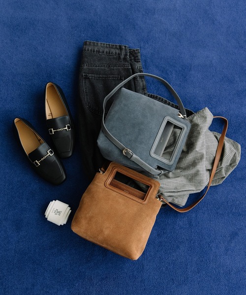 Beau're(ヴュレ)の「BEAURE くり手ハンドル スエード スクエア Bag(ショルダーバッグ・レディース・ネイビー/キャメル・FREE)」の15枚目の写真