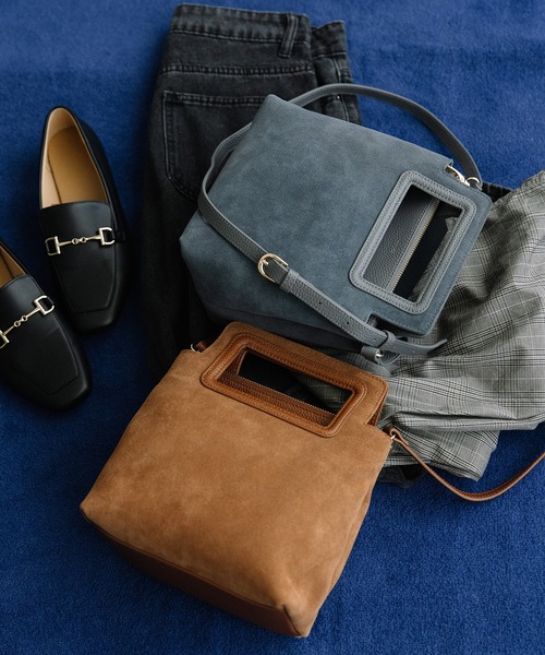 Beau're(ヴュレ)の「BEAURE くり手ハンドル スエード スクエア Bag(ショルダーバッグ・レディース・ネイビー/キャメル・FREE)」の3枚目の写真