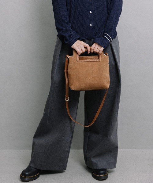 Beau're(ヴュレ)の「BEAURE くり手ハンドル スエード スクエア Bag(ショルダーバッグ・レディース・ネイビー/キャメル・FREE)」の4枚目の写真