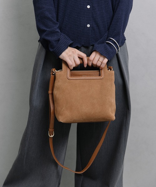 Beau're(ヴュレ)の「BEAURE くり手ハンドル スエード スクエア Bag(ショルダーバッグ・レディース・ネイビー/キャメル・FREE)」の5枚目の写真